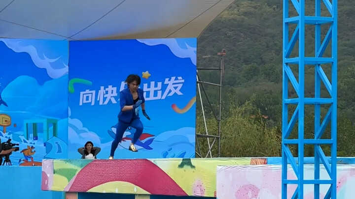 Hahahahaha Blue Rose happily rushes forward