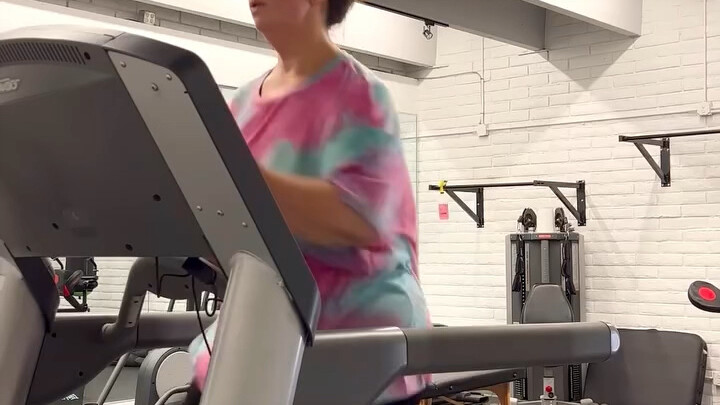 Cô gái xinh đẹp giảm thành công 200 pound nhờ tập thể dục và ăn uống lành mạnh!