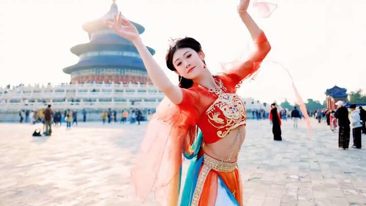 What is it like to be a "wall-watcher" among the crowd at the Temple of Heaven?