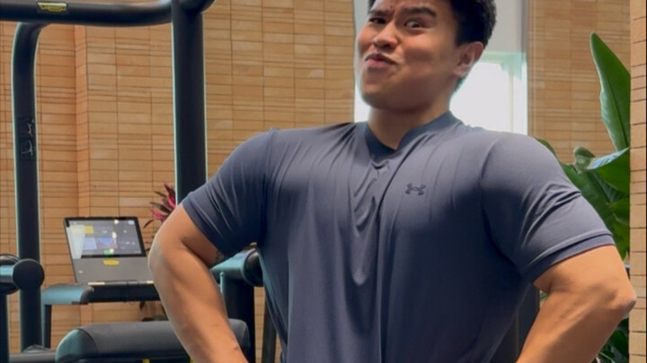 للمرة الأولى، تمكن Xiao Bai من إكمال تمرين السحب بمساعدة الأجهزة مع أقصى وزن ممكن. بهذه الطريقة، يتض