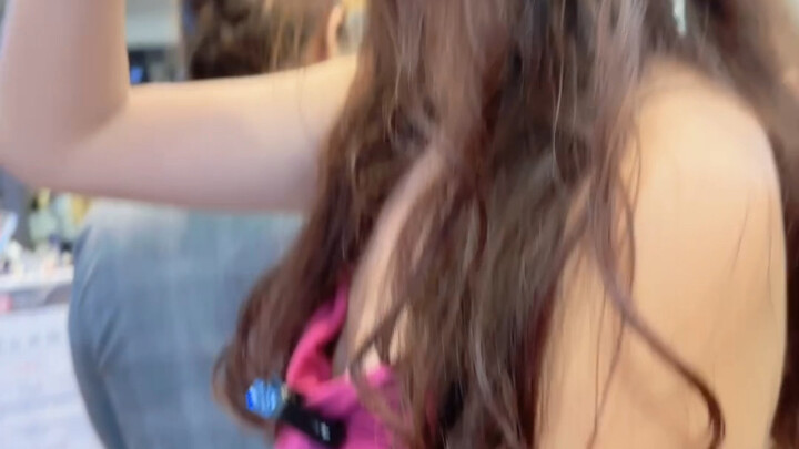 Di tengah jalan aku lihat seorang cewek cantik, terus aku nyamperin buat ngajak ngobrol. Aku bilang 