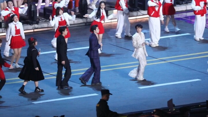 Tan Jianci's New Year's Eve concert live version Do you want to dance 321 Look at me flying