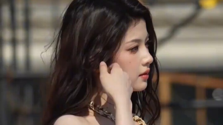 Zhang Miaoyi’s music festival look has reached a whole new level of beauty—even the wind seems to fa