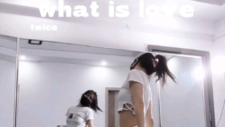 versi lengkap “What Is Love” dengan pemecahan cermin, posisi Momo