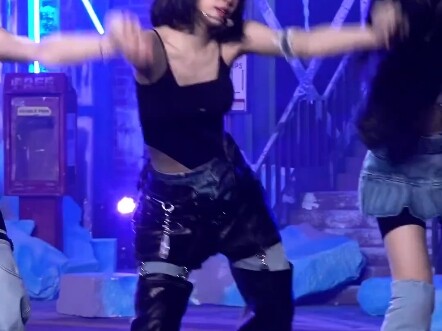 يبدو أنه المحبوب الوحيد الذي يجمع بين دور المغني الرئيسي والراقص الرئيسي ودور الـACE.