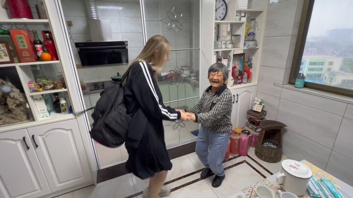 Ketika seorang nenek Tionghoa melihat cucu menantunya yang berkebangsaan Amerika untuk pertama kalin