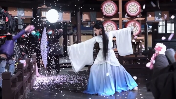 راقصة بالفطرة! وو جين يان — رقصة مظلة بتلات الزهور — جميلة بشكل لا يُضاهى كالقدماء