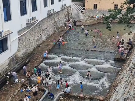 ต้องเป็นเจ้าหน้าที่หมู่บ้านหนุ่มแน่นอนเลย!