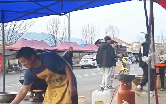 So many foodie reviews—real or fake students? This工地 canteen offers a full meal for just 13 yuan per