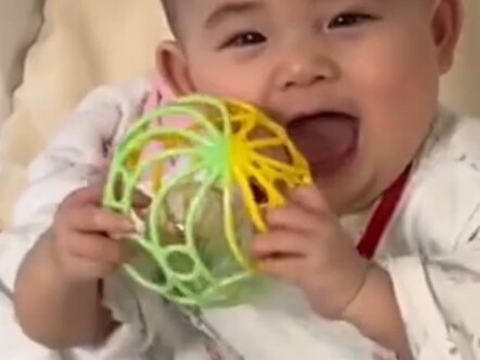 Anak-anak di panti asuhan tidak boleh digendong