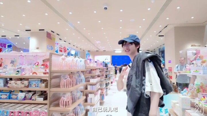 เหอกุ่ยหลินไปเดินเล่นที่มินิปิน บทสนทนากับพนักงานร้านน่าขำสุดๆ ฮ่าๆ “พี่ครับ พี่ไม่คิดว่าผมดูคุ้นตาห