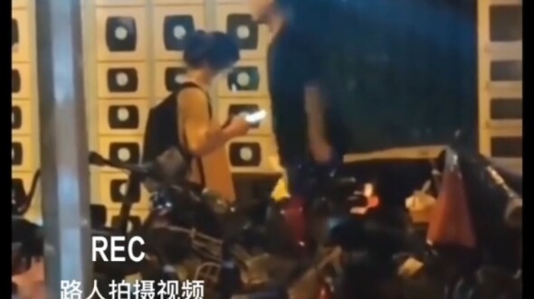 Cô gái trộm đồ ăn bị bắt, nhân viên giao hàng bị bạo lực mạng! Cô nàng: Người ta là nữ mà, đâu nhất 