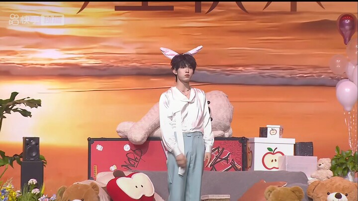 Phần nhảy theo nhạc trong buổi chia sẻ sinh nhật của Tô Tân Hạo!