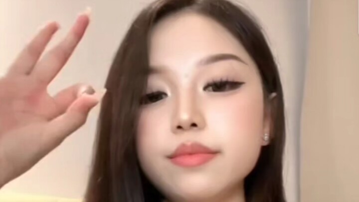 Kak Nicole bertepuk tangan sambil menghitung mundur, aku lagi-lagi tidak bertahan sampai akhir.