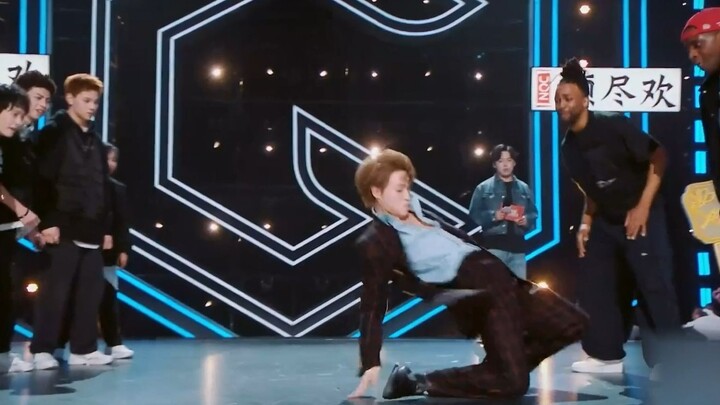 Zando menari di atas panggung dan kancing bajunya terlepas [INTO1 Zando｜Program] Dance Club 2 Episod