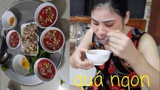 thôn nữ miền bắc ăn sáng tiết canh lòng lợn .