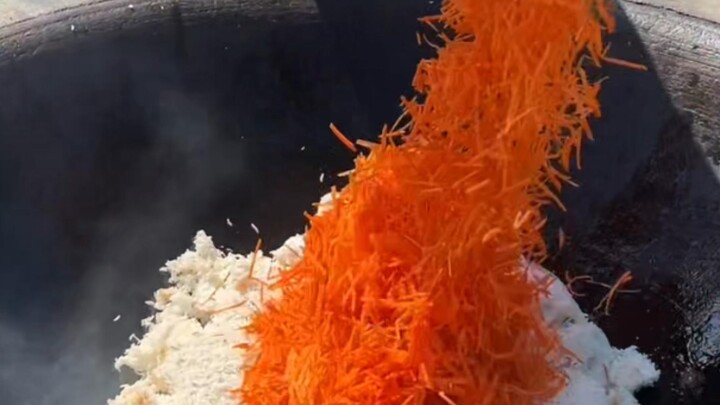 Hari ini bikin nasi goreng telur dengan serutan wortel