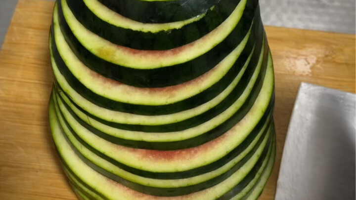 طلبت من أخي أن يقطع البطيخ فقال أنه فعل ذلك...