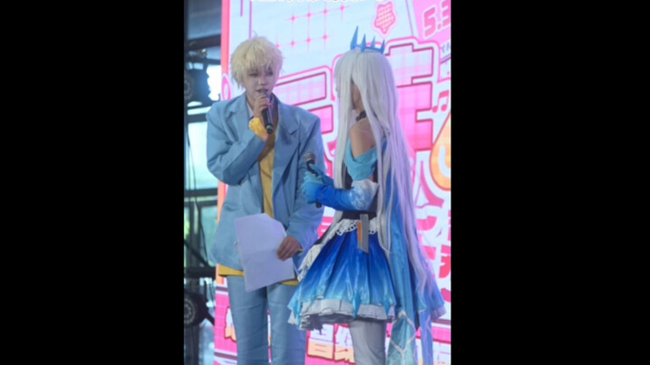 第一次去漫展出cos，别问，问就是腿抖23333