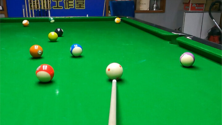 Streamer tidak bisa memukul bola rendah.