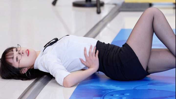 สาวแว่น AOA ใส่กระโปรงสั้นเต้นเพลงเคป็อป