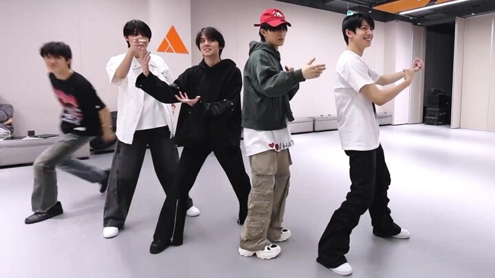 【สุดยอด】ขำกระจาย! ไหนกันนะเหล่า ‘ตัวเด่น’ ห้าคนนี้มาถ่ายซิทคอมในห้องฝึกเต้นกันเนี่ย!