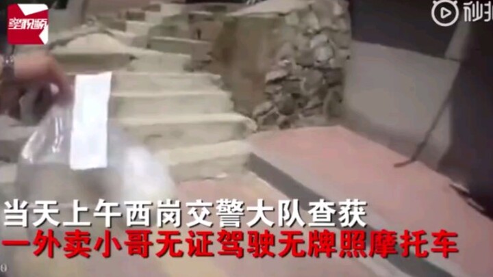 หนุ่มถึงกับงงเมื่อได้รับ “อาหารเดลิเวอรี” ส่งโดยตำรวจจราจร ตำรวจบอก: “เราจับพนักงานส่งอาหารไว้แล้ว”