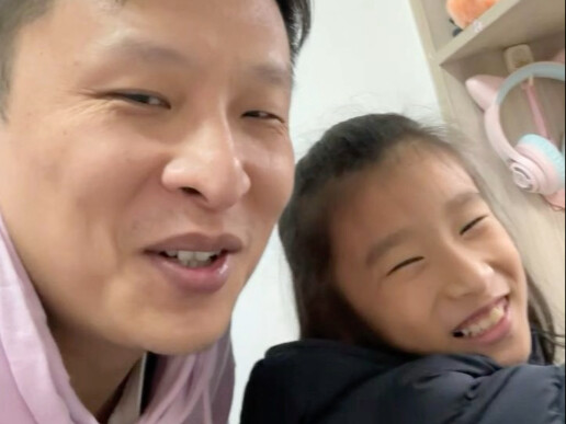 ปกติลูกสาวชอบวาดรูปคนไม้ขีดไฟมาก ฉันอยากให้ลูกสาวมาฟังคลาสศิลปะของฉันมานานแล้ว แต่เธอก็ไม่ยอม เมื่อว