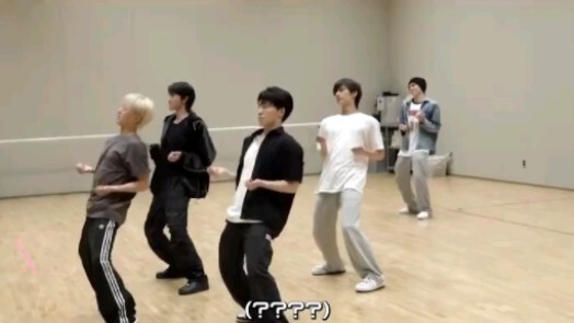 Xiaobo menari dengan anggun di tim Po, lalu pergi dengan anggun pula. Sungguh menggemaskan!