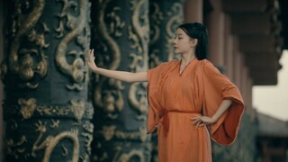 月满西楼，花自飘零水自流。