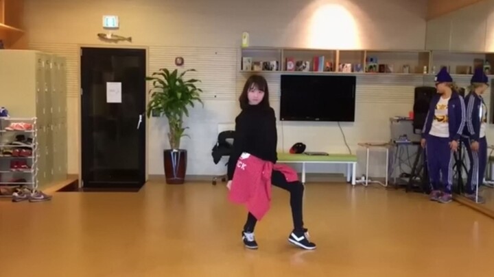 คลิปเต้นรวมของหลี่จื่อซวนที่สถาบันสอนการแสดง JW Performer School ในเกาหลี (นำมาจาก Naver.com)