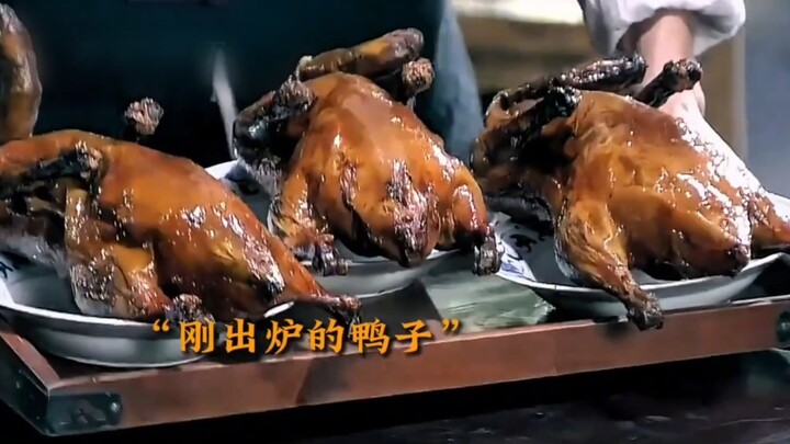 Pemuda ini melahap tiga ekor bebek panggang sekaligus, tapi saat hendak membayar malah ngotot tak ma