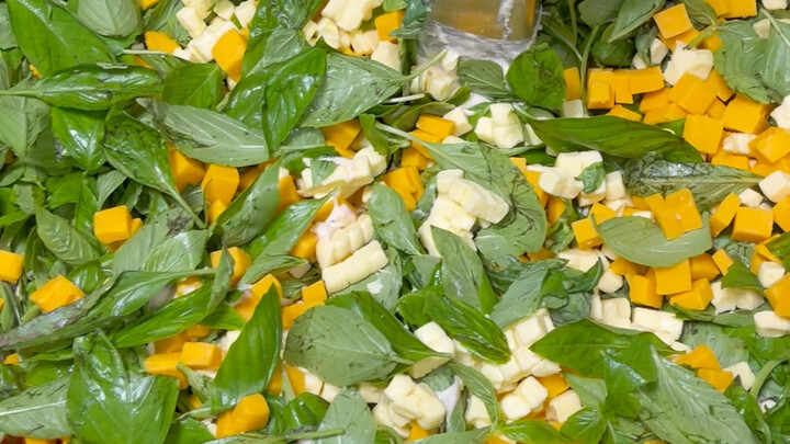 110% hydration ciabatta, made in bulk—300 pieces! One jin of bread with half a jin of air bubbles—th