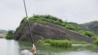 This is one of the few mountains around here, and today I also encountered a rare fishing opportunit