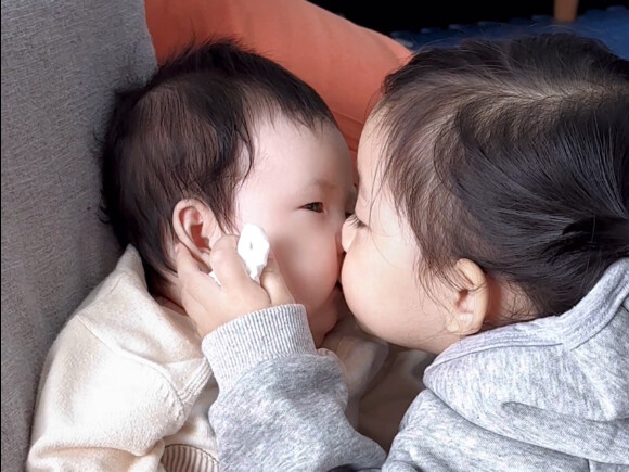 原来就连小朋友也不能共情以前的自己哈哈哈，当妹崽学会了姐姐小时候那没太多边界感的爱…