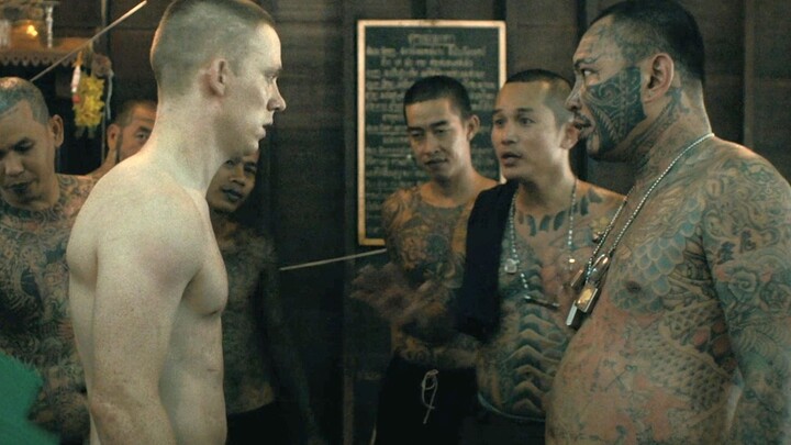 A down-and-out boxer was imprisoned in Thailand, constantly bullied by gangsters, and was forced to 