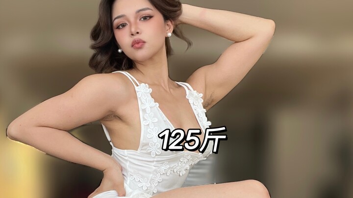 فتاة جميلة مع ضفادع الثور تفتح العبوة: ملابس صيفية جريئة.. مستعدة للانتقال للعيش على الشاطئ!