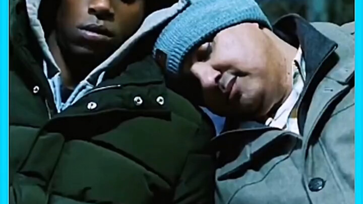 Ông chú này đã đứng suốt cả đêm trên đường phố