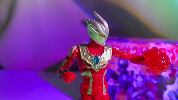 Excellent palm movement!!! The second batch of Ultraman A is unboxed!! It is so delicious to use