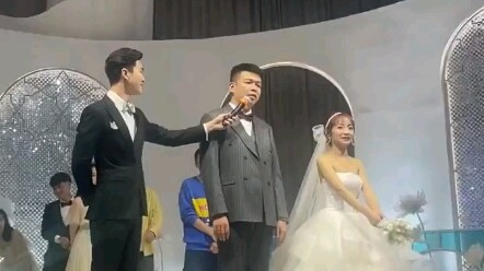 新娘抛捧花，伴娘四处躲闪！网友：别来沾边！