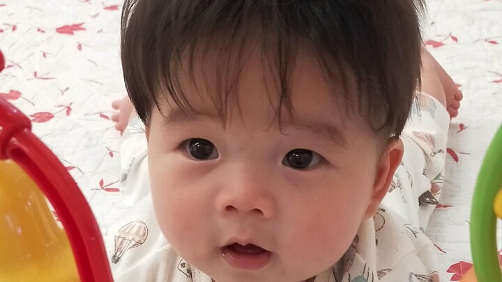 On the Fact That My Baby Looks Like Teacher Yu Hua