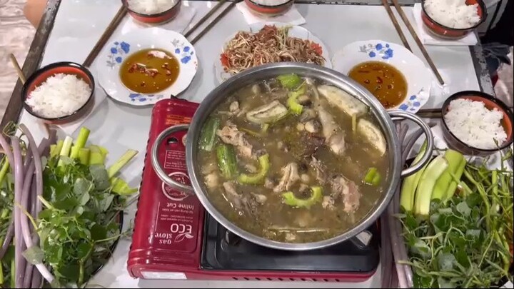 Lẩu Gà Nấu Mắm Chấm Rau Vườn Con Gì Ngon Hơn