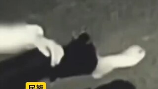 ชายหนุ่มกลางดึกจับสาวงามลงกับพื้นแล้วแย่งถุงเท้า พร้อมไลฟ์สดในสมุดรายชื่อติดต่อ เพื่อขอถุงเท้า CK จา