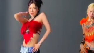 宁艺卓好会扭啊！ 但是这信念感好强 癫癫的舞蹈跳着还挺有感觉～