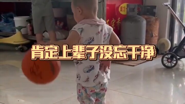 “Tuổi còn không kiểm soát nổi cả nước tiểu mà lại khống chế được quả bóng!”