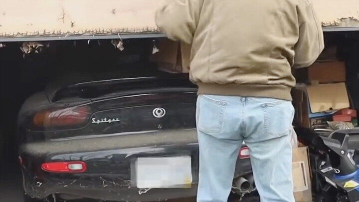 Ông cụ mang chiếc Mazda RX7 đã sưu tầm suốt 34 năm và chỉ mới chạy 14.000 km đi rửa sạch.