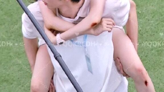 when the rumors says that Chen Zhe Yuan chasing Zhao Lusi in real life 🥹 Damn their chemistry BTS .