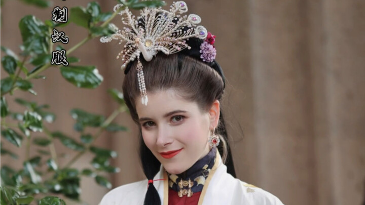 Let foreigners experience Hanfu. Just focus on doing your own thing—don’t pay attention to idle chat