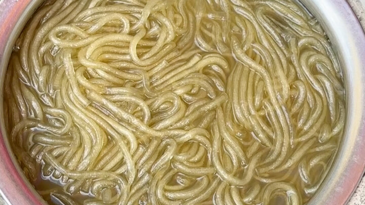 บะหมี่เปรี้ยวเผ็ดชามละ 4 หยวนตามท้องถนนฉงชิ่ง เนื้อเนียนลื่น อร่อยสุดๆ!