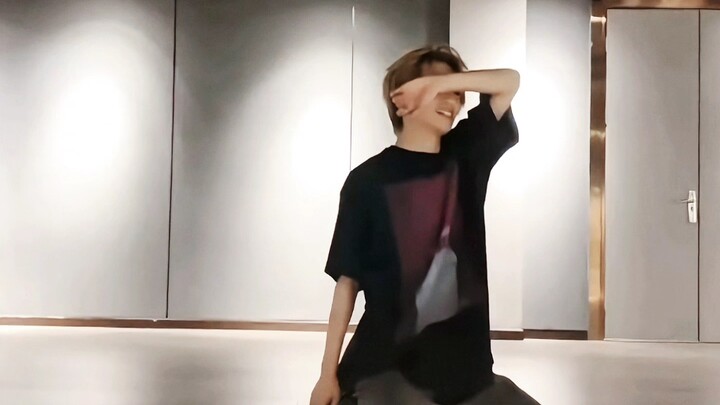 Zi Yu menari mengikuti lagu Seventeen "Don't Wanna Cry"